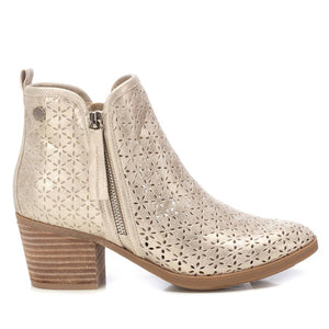 Botines con tacones de mujer